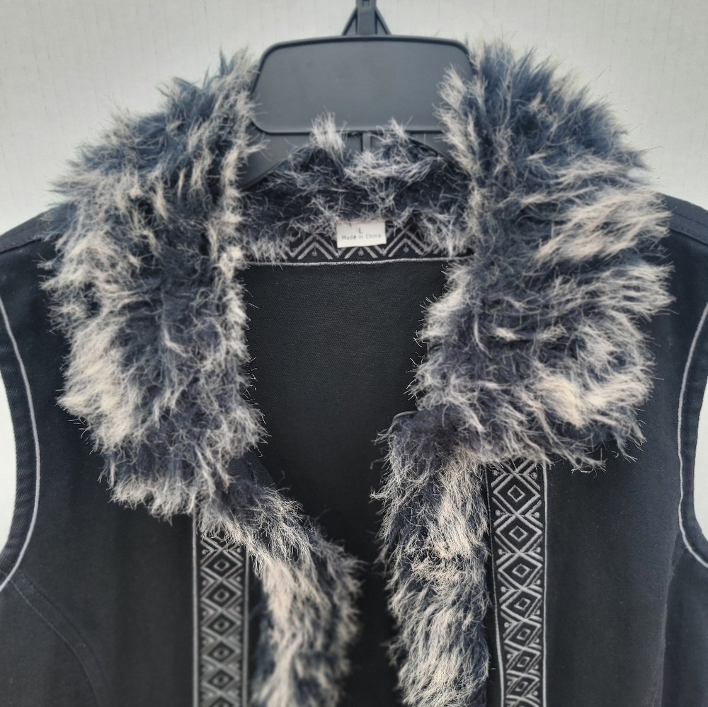 Women's Black Faux Fur Trim Vest - Picture 8 of 8